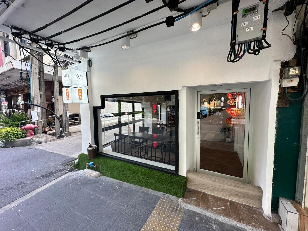 The White Den Sukhumvit 44 * Banguecoque