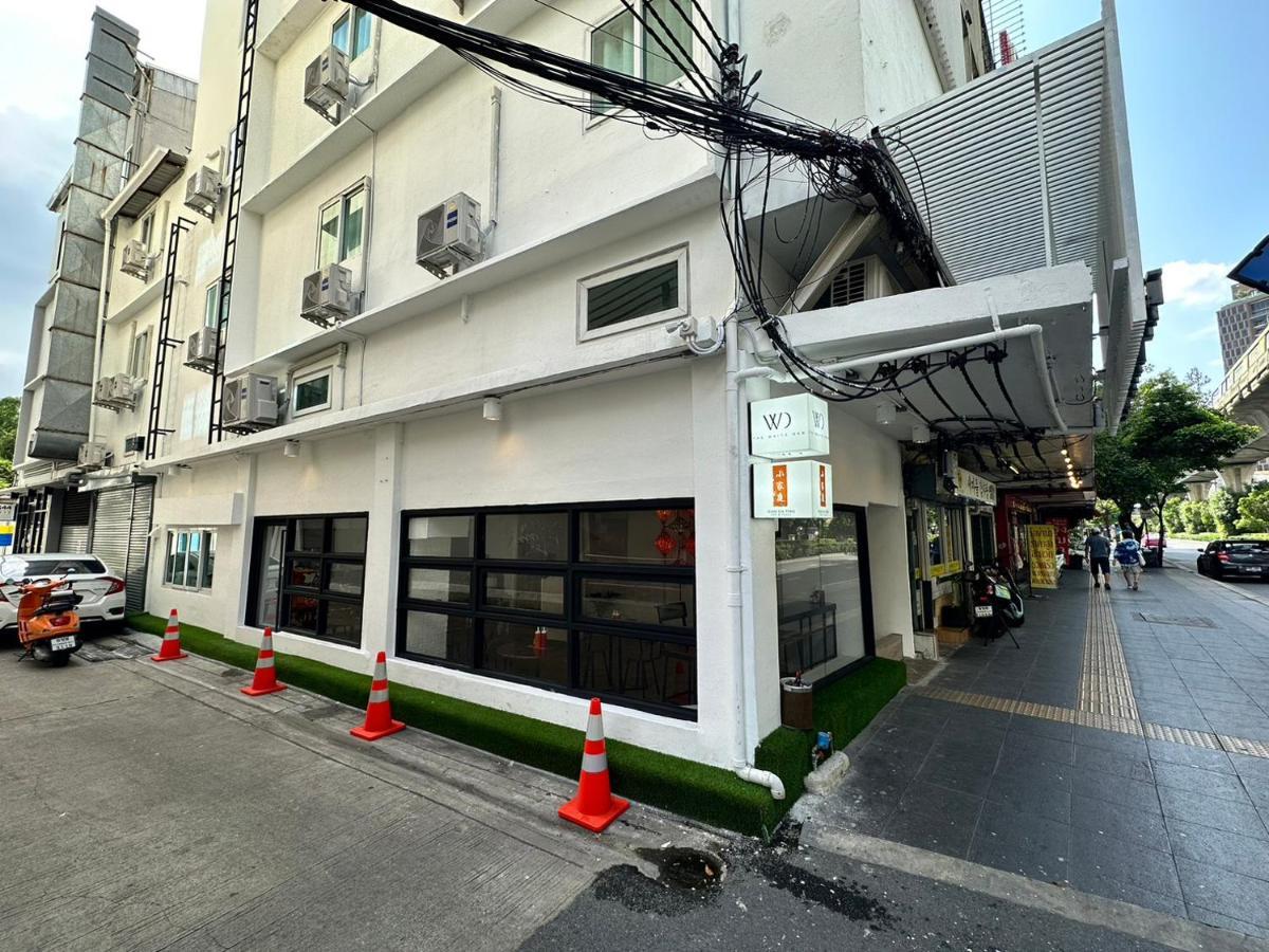 The White Den Sukhumvit 44 Albergue Banguecoque