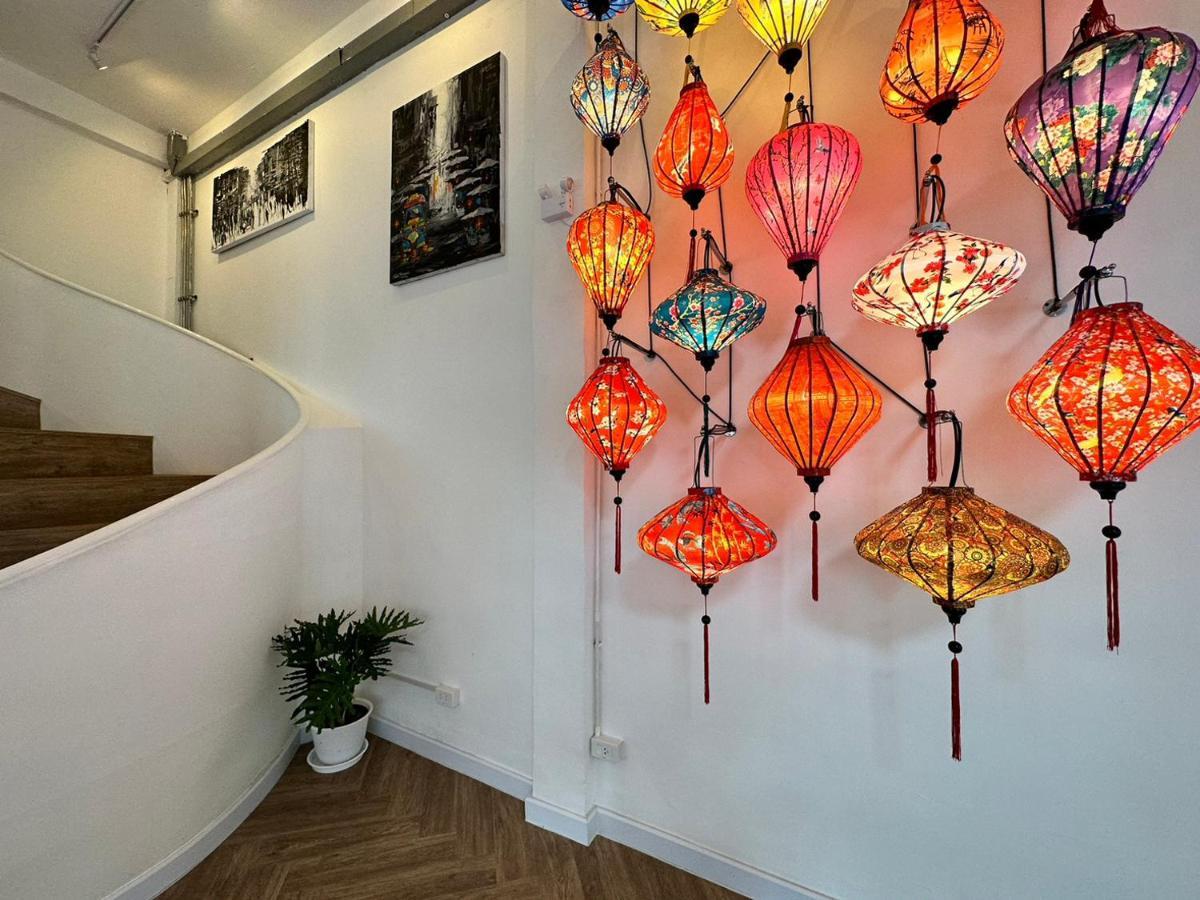 The White Den Sukhumvit 44 Albergue