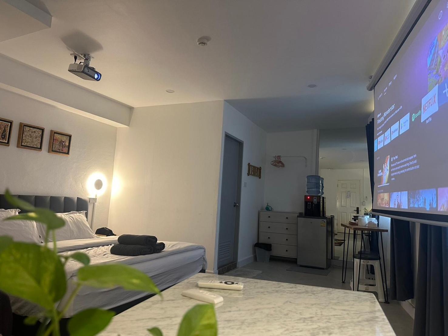 The White Den Sukhumvit 44 Banguecoque